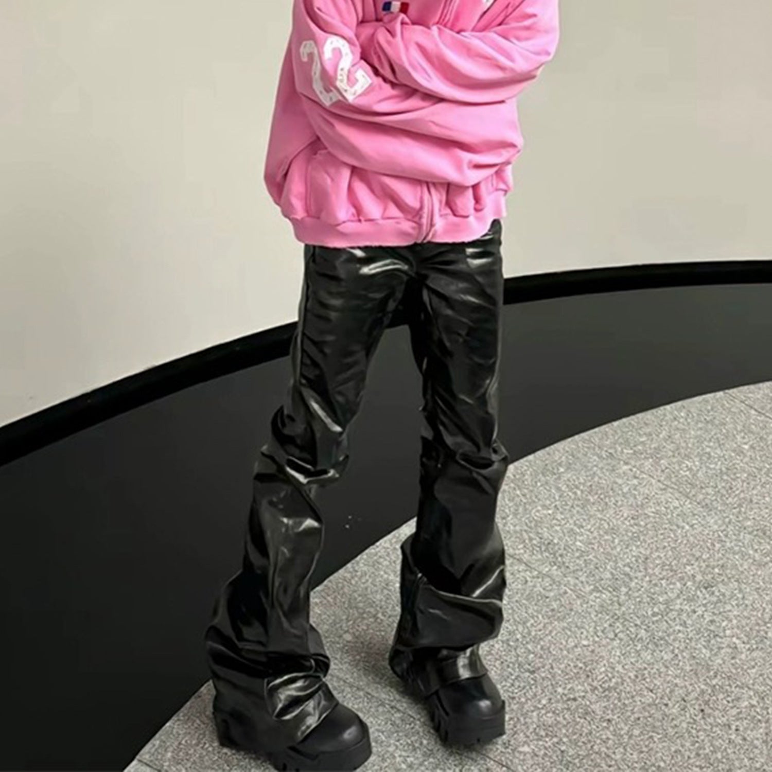 Shiny Black Jeans – Chic Patent Finish (Glänzende Schwarze Jeans – Schicker Lack-Look)