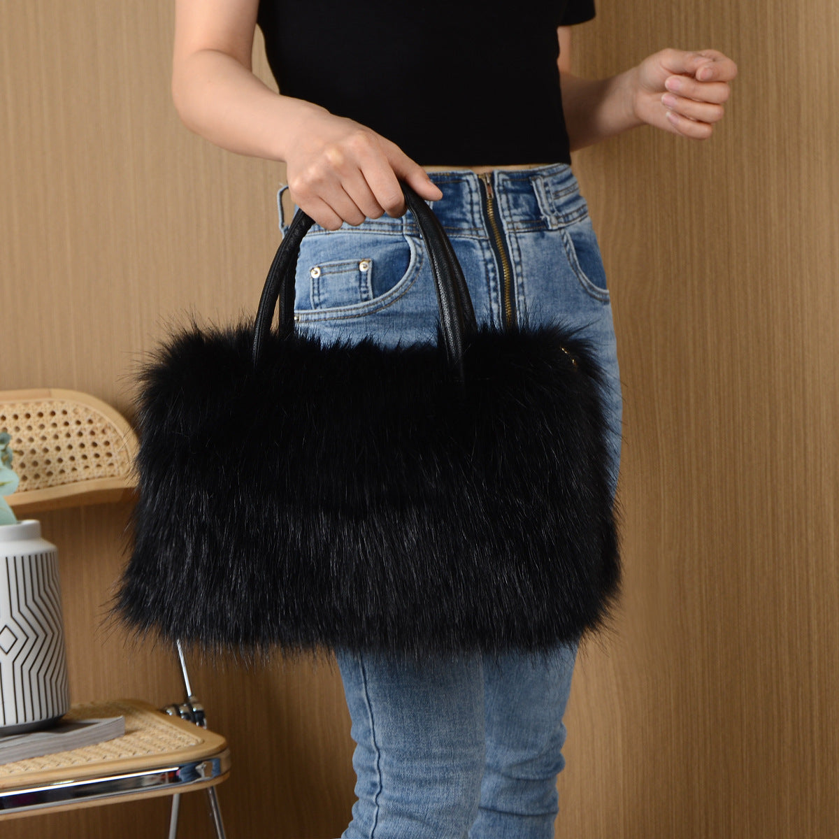 Luxury Fur Plush Hand Bag - Fashion (Stylische Handtasche Mit Luxuriösem Pelzakzent)