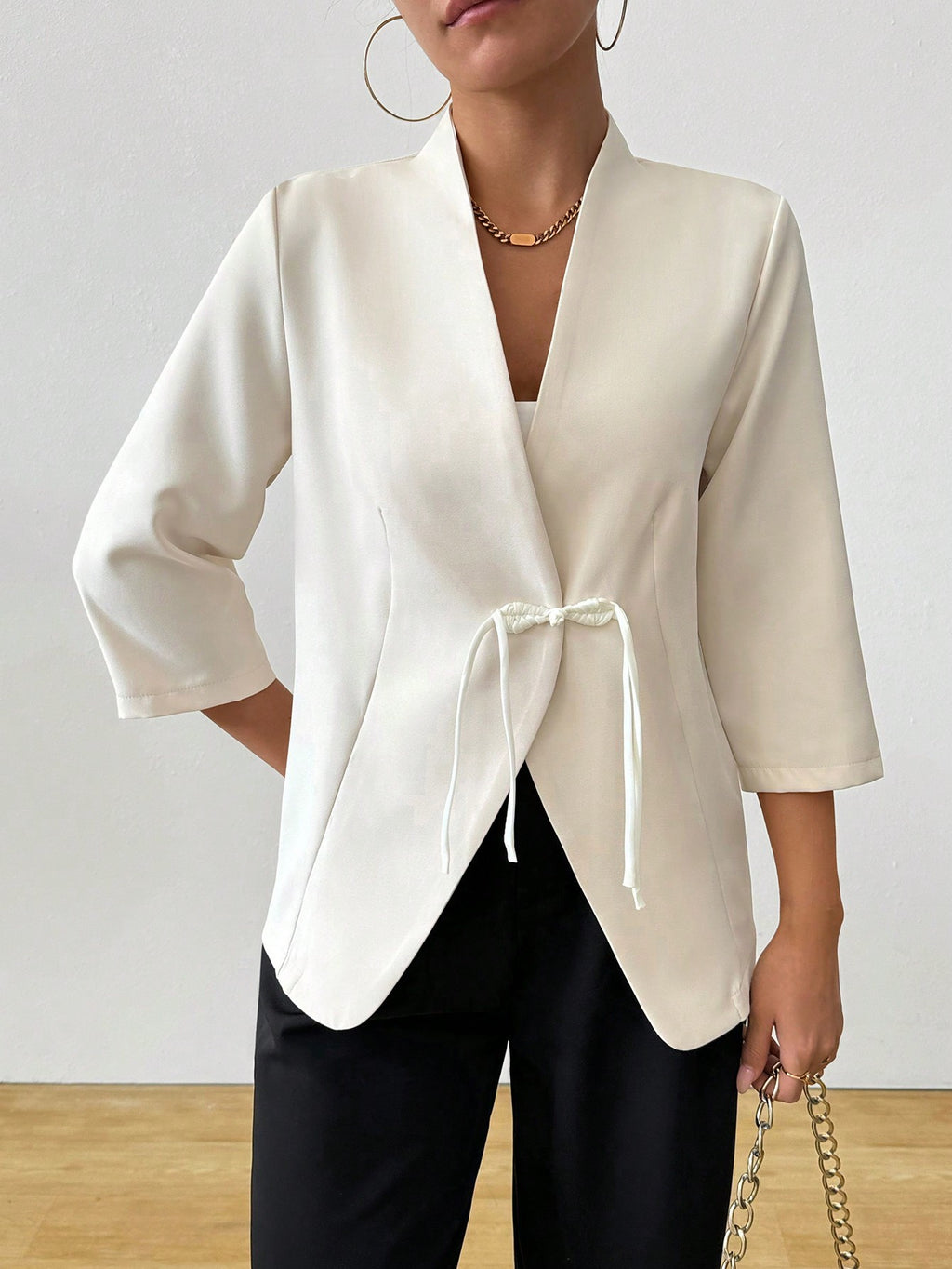 Sophisticated Satin Buckle Blazer (Stilvoller Satin-Blazer mit Schnallen-Detail)