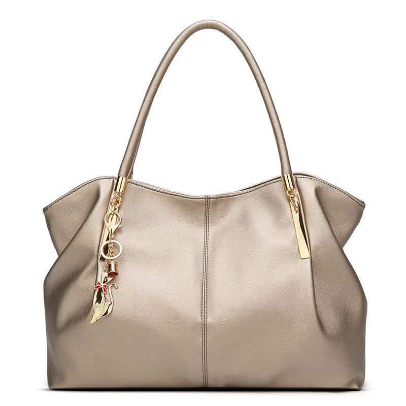 Elegant Leather Tote With Classic Handle (Elegante Tasche Aus Echtleder Im Klassischen Stil)