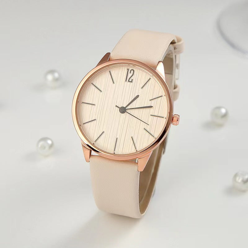 Trendy Women’s Watch in Classic Style (Trendige Frauenuhr im Klassischen Stil)