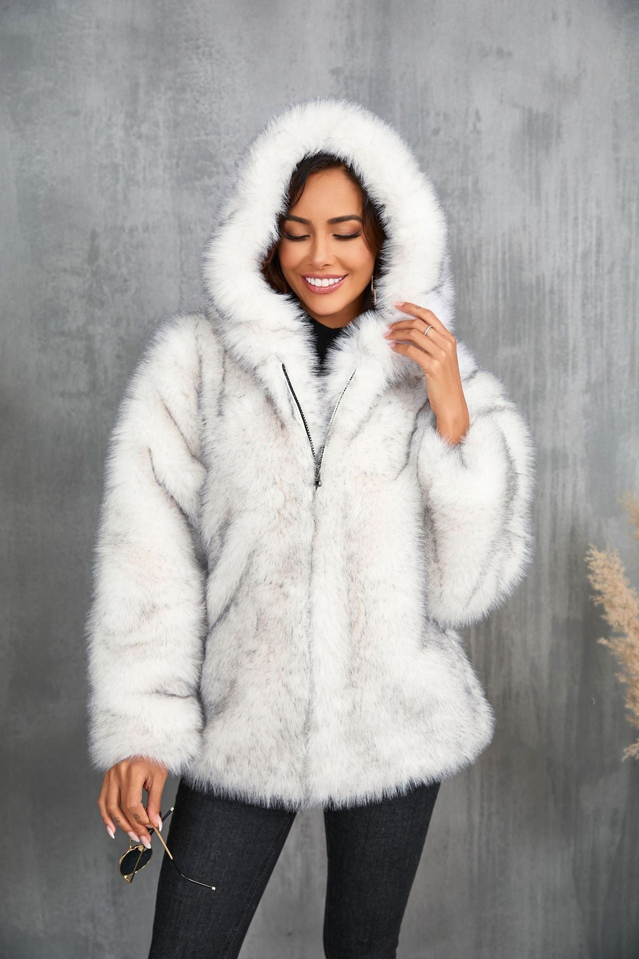 Stylish Hooded Fur Coat (Stylischer Kapuzen-Pelzmantel)