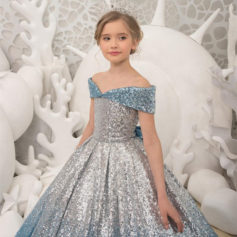 Girls elegant long tail dress (Elegantes Mädchen Kleid mit langem Rückensaum)