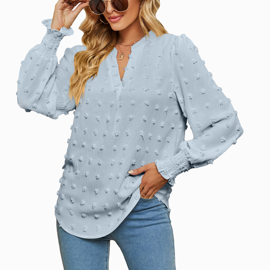 Luna Blouse – Soft Dots, Subtle Drama (Luna Bluse – Feine Punkte & Femininer Schnitt)