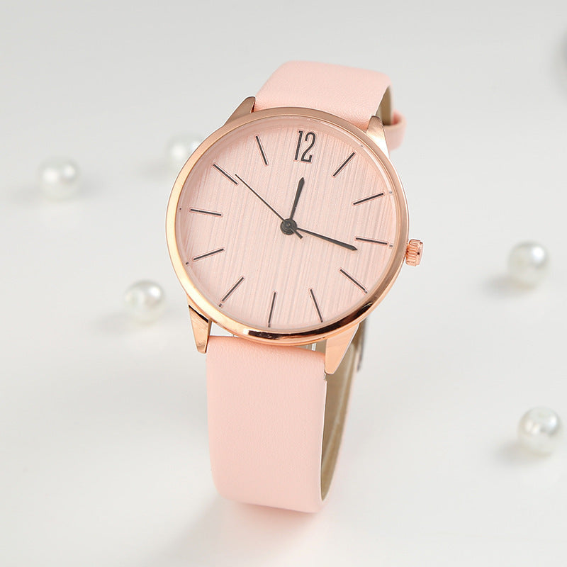 Trendy Women’s Watch in Classic Style (Trendige Frauenuhr im Klassischen Stil)
