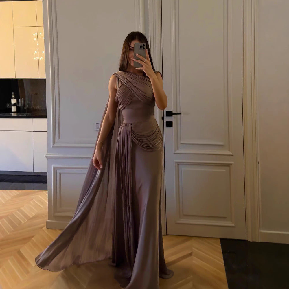 Elegant Pleated Satin Formal Dress (Elegantes Satin-Abendkleid mit Falten)