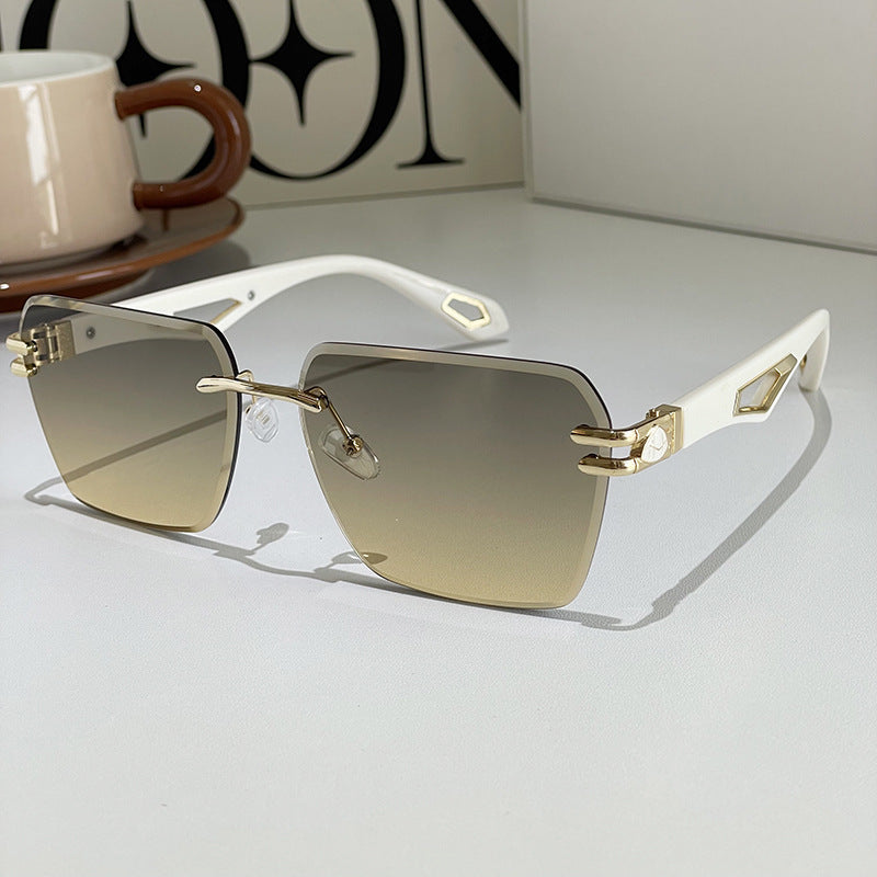 Signature Luxe Shades – Bold Form, Timeless Spirit (Luxus-Sonnenbrille – Markantes Design, Zeitloser Charakter)