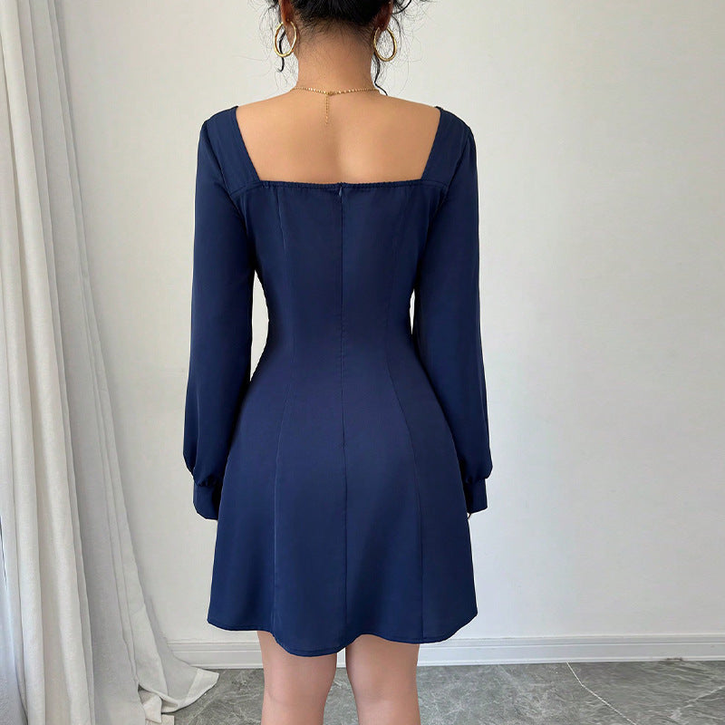 Classic Waist-Defining Blue Dress (Klassisches Blaues Kleid mit betonter Taille)