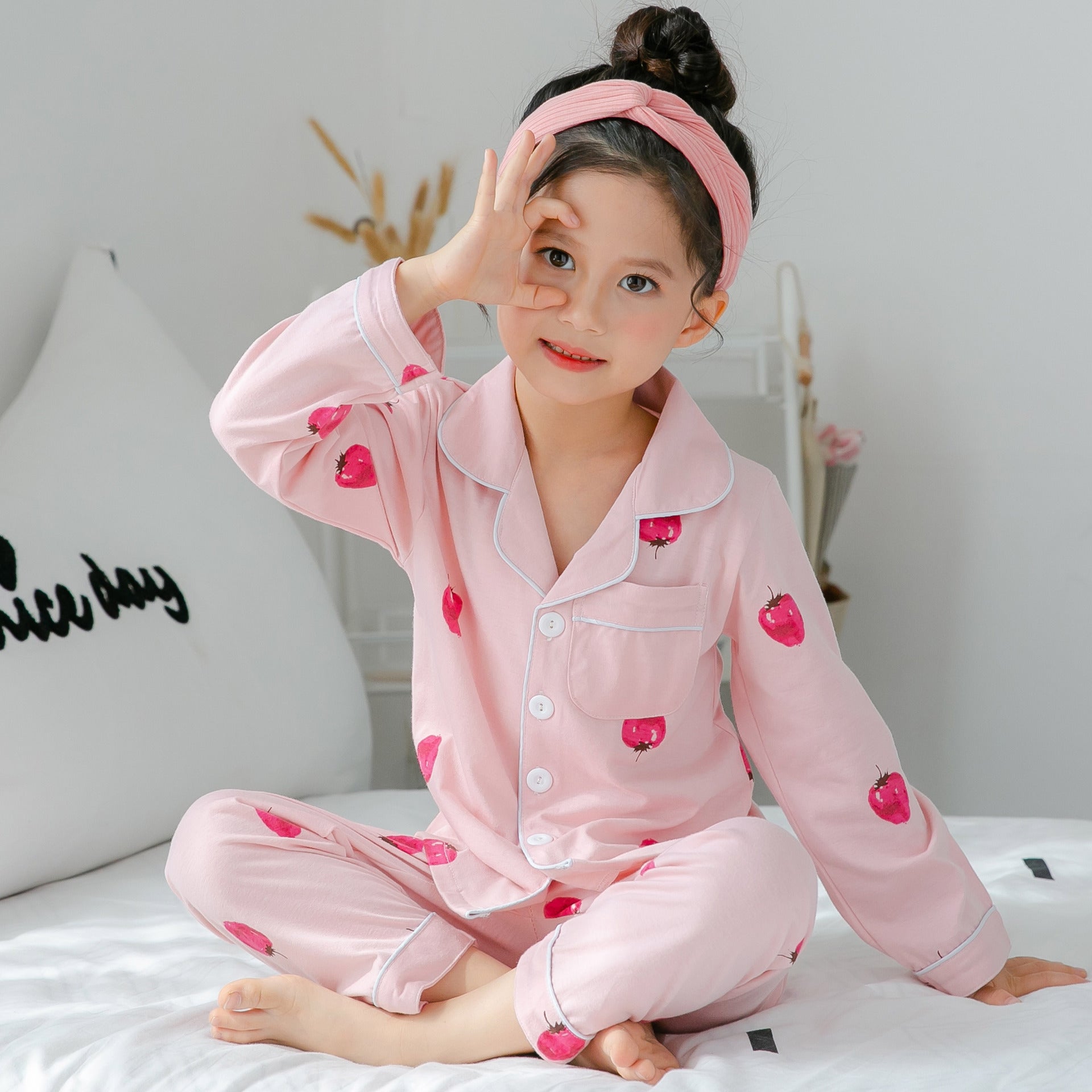 Pure Cotton Nightwear – Soft & Gentle (Pyjama aus reiner Baumwolle - Bequem und Sanft)