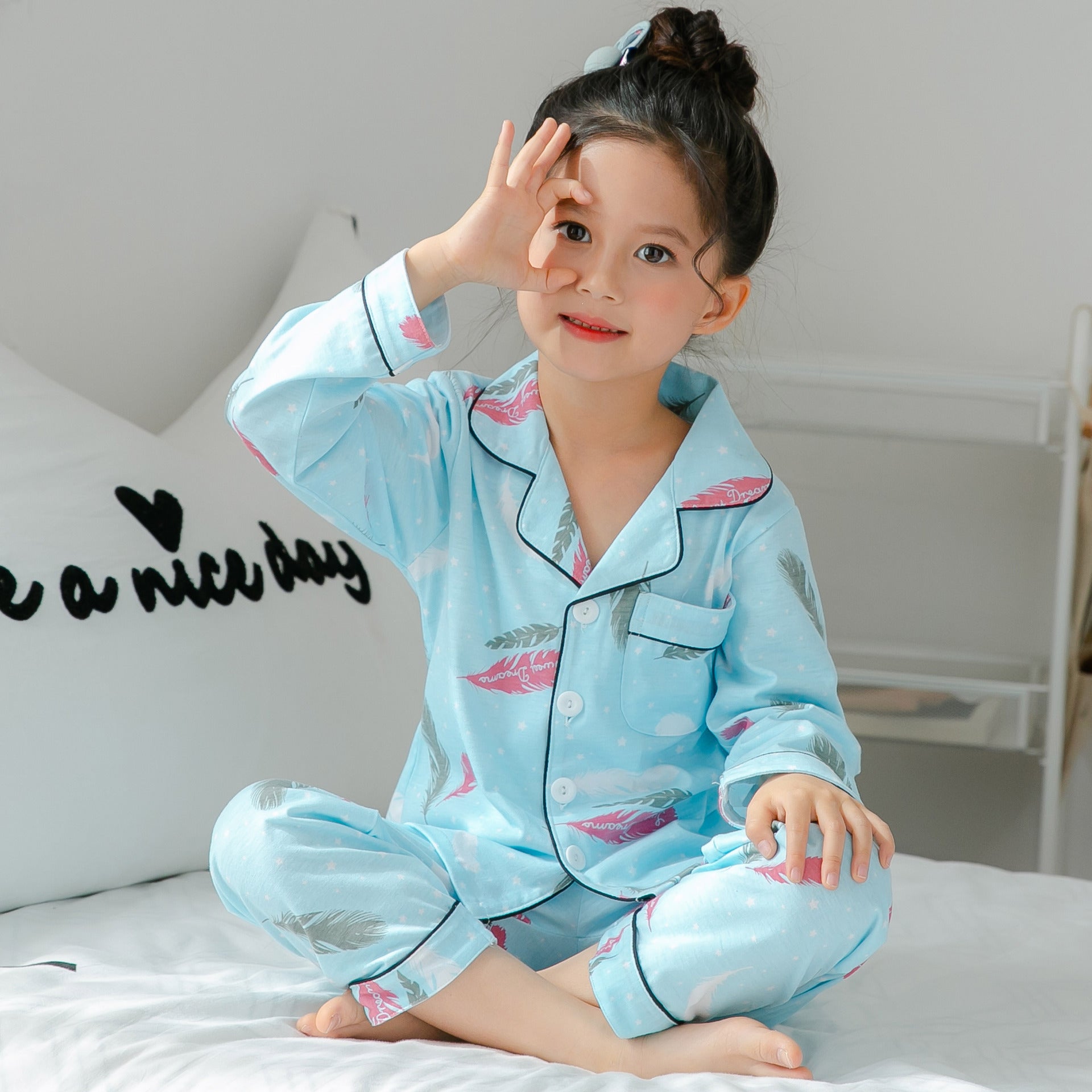 Pure Cotton Nightwear – Soft & Gentle (Pyjama aus reiner Baumwolle - Bequem und Sanft)