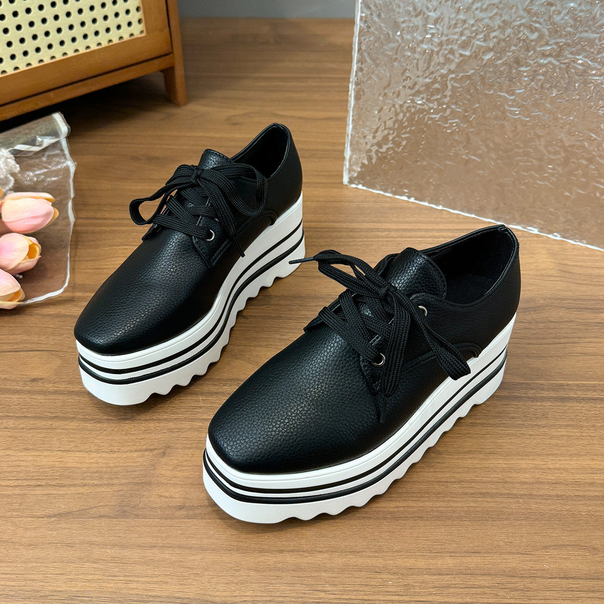 Luxury Air-Sneaker - Classic Style With A Modern Lift (Moderne Air-Sneaker - Klassisch trifft Modern)