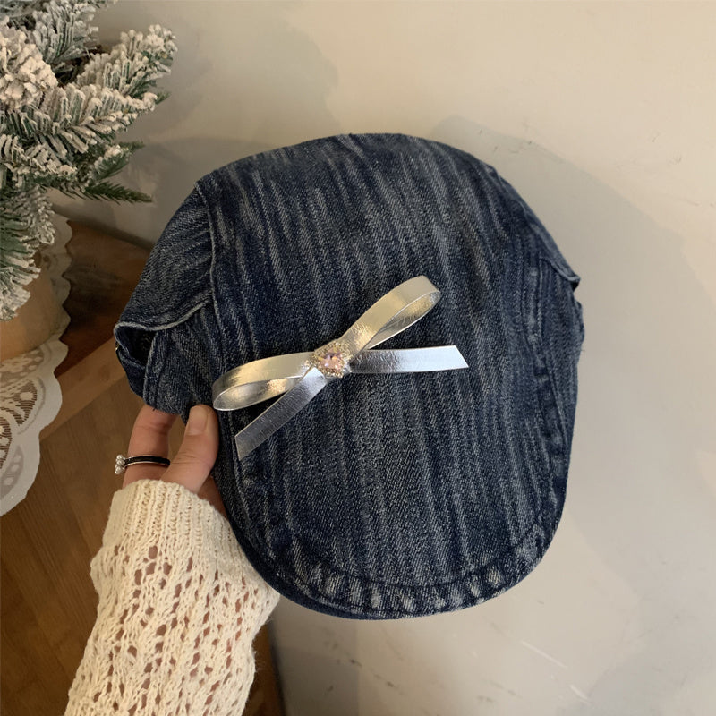 British Bow Cap – Classic Heritage & Personal Expression (Britische Schleifen-Schiebermütze – Klassik Trifft Individualität)