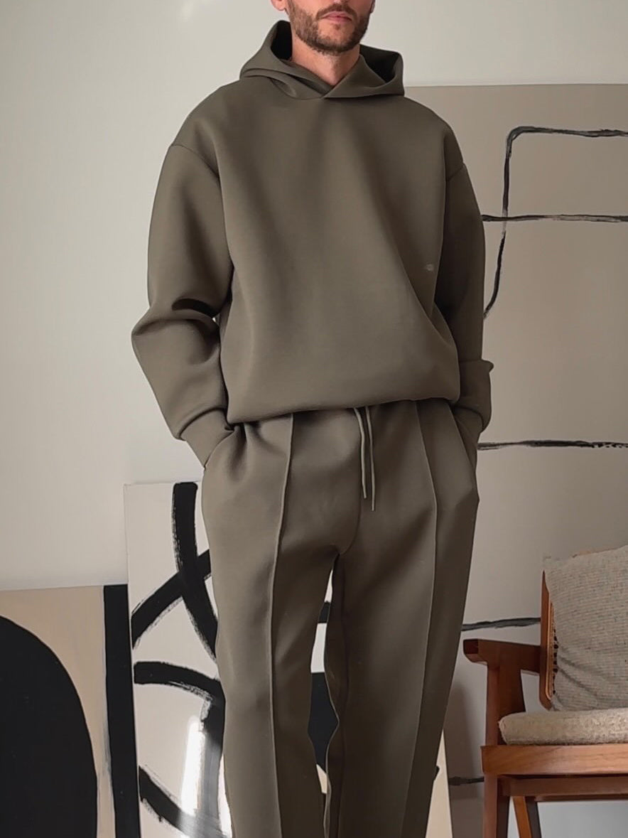 Hoodie Tracksuit – Casual Sweatshirt & Pant (Hoodie-Trainingsanzug – Lässiges Sweatshirt & Hose)