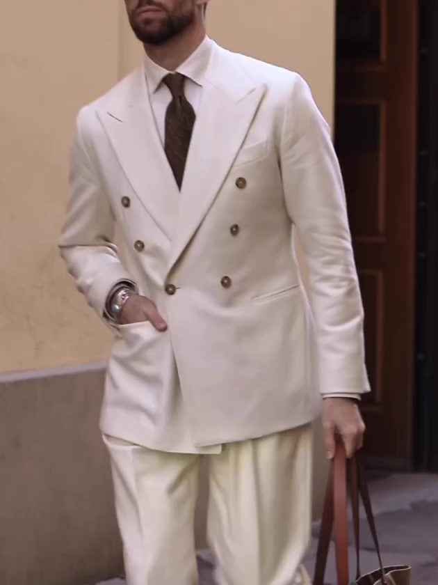 Cream Suit – Double-Breasted Modern Classic (Cremefarbener Anzug - Zweireihig, Moderner Klassiker)