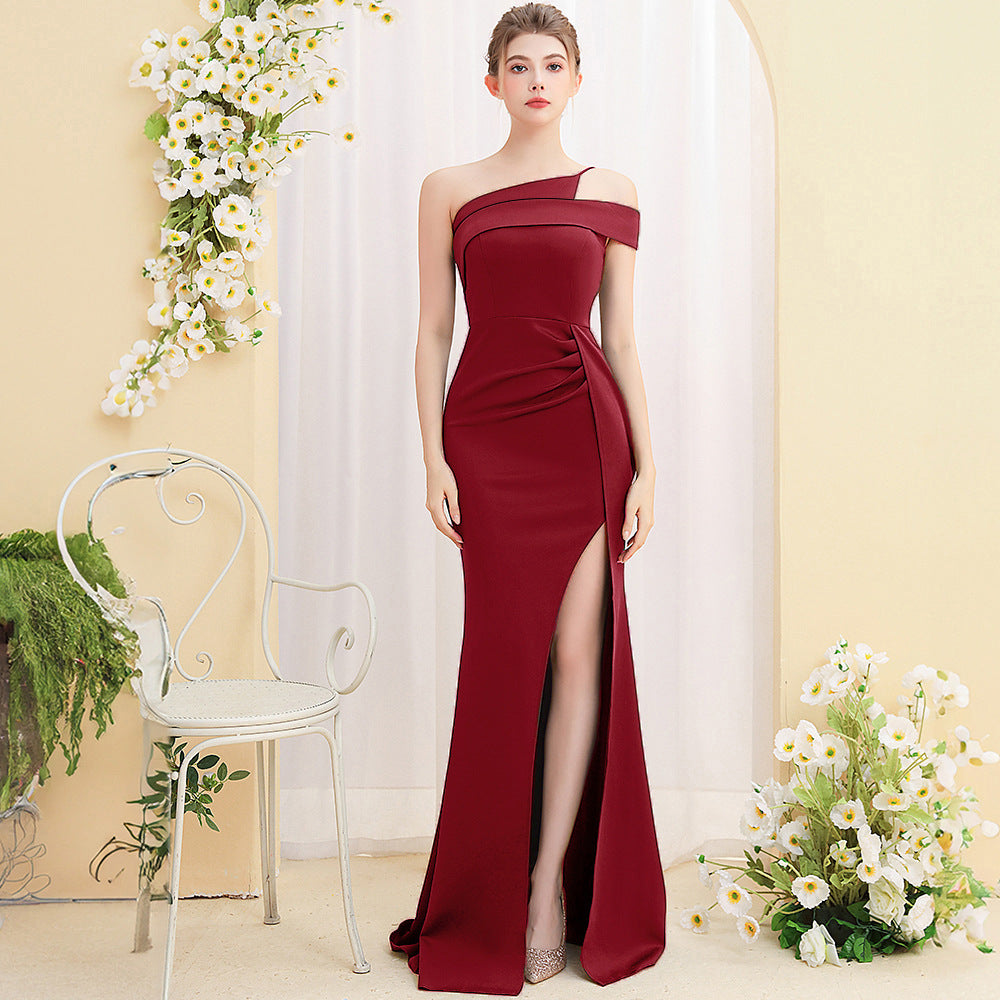 Chic Formal Gown – Elegance Meets Flair (Schickes Abendkleid – Eleganz Trifft Auf Trend)