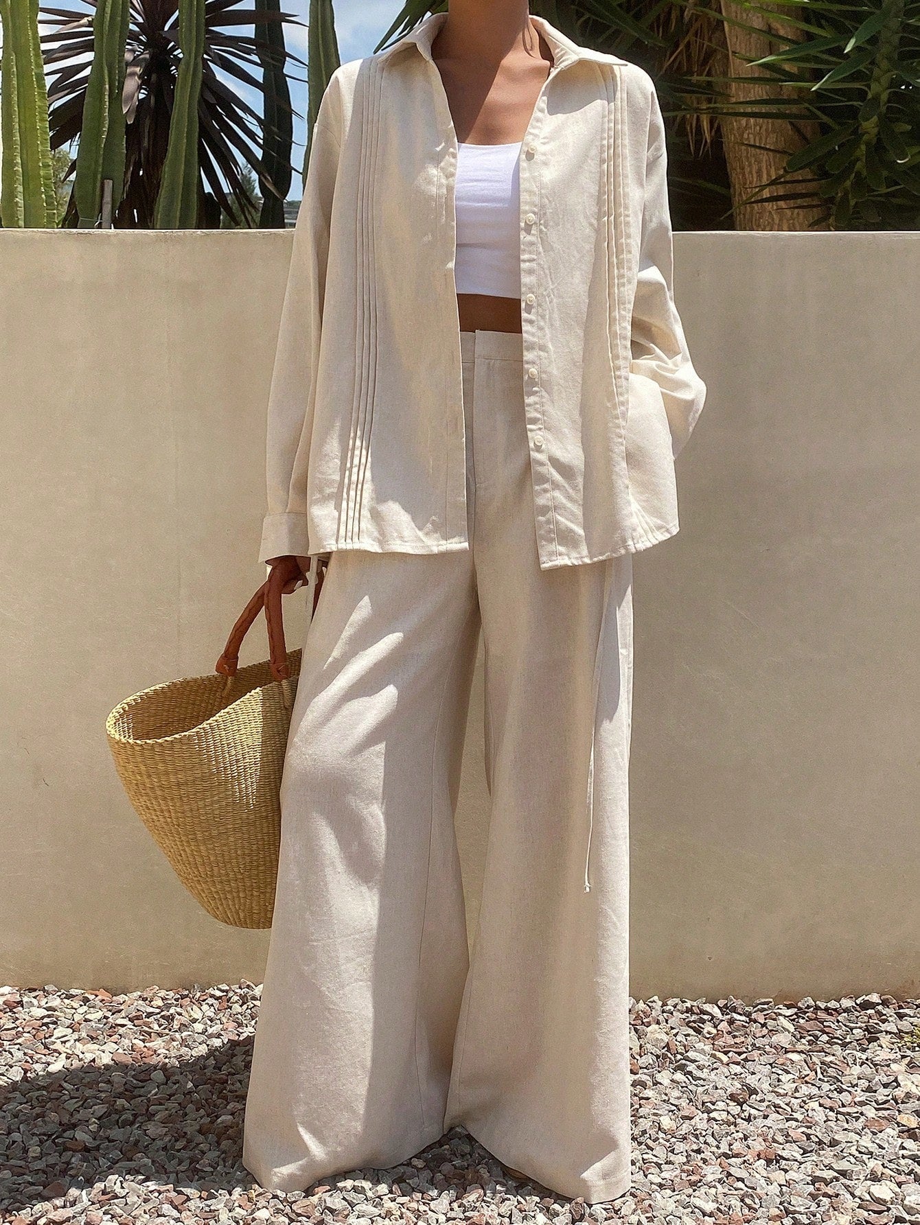 Chic Two-Piece Set – Airy Blouse & Wide-Leg Trousers (Elegantes Zweiteiler-Set – Luftige Bluse & Weit Geschnittene Hose)