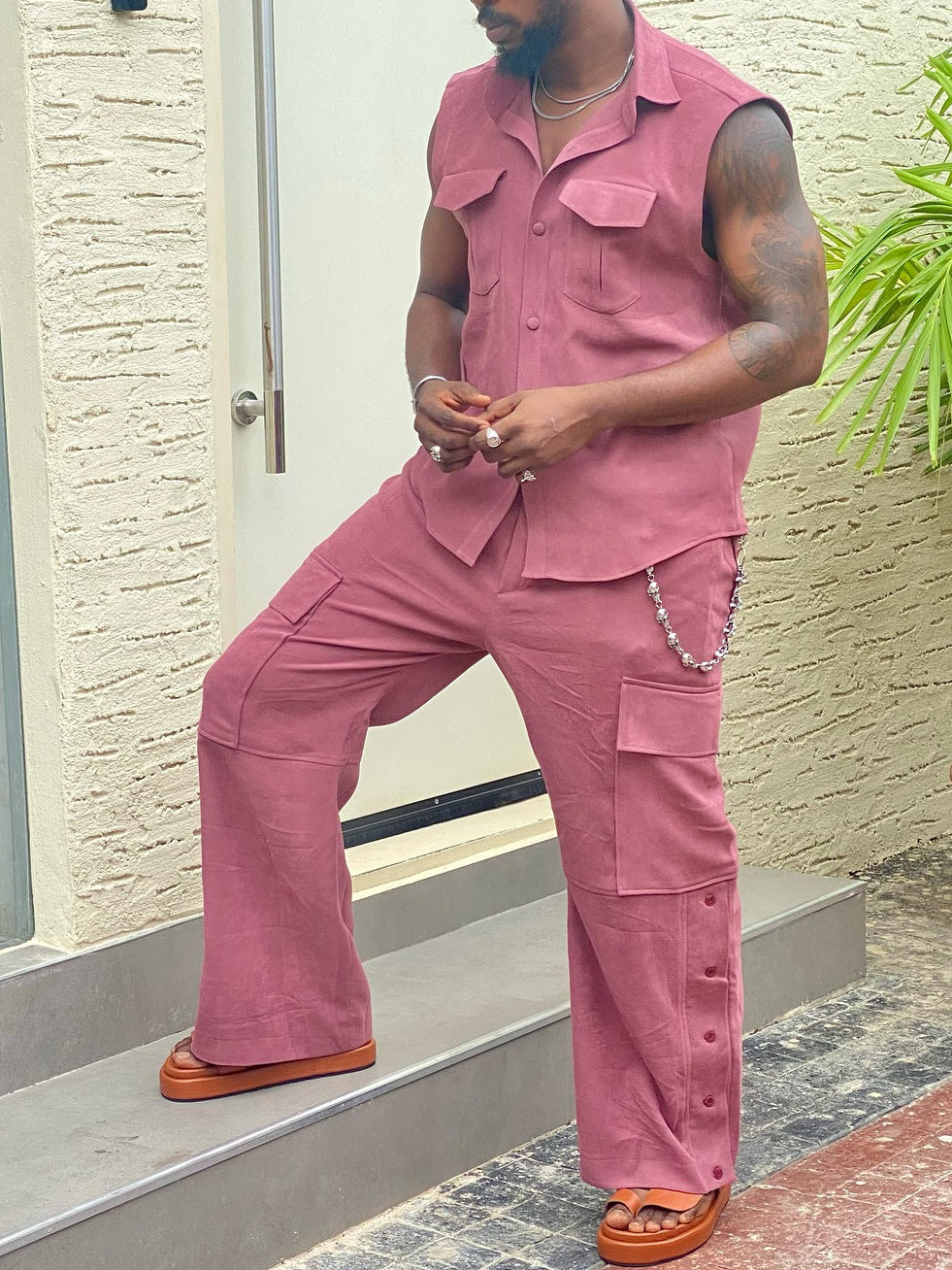 Two-Piece Set – Sleeveless Shirt & Cargo Pants (Zweiteiliges Set – Ärmelloses Shirt & Cargohose)