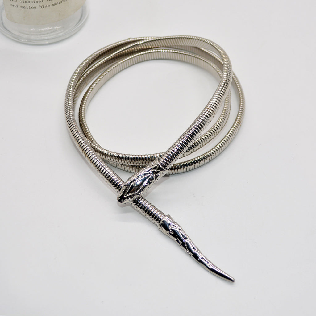 Elegant Snake-Inspired Jewelry (Eleganter Schmuck im Schlangen-Design)