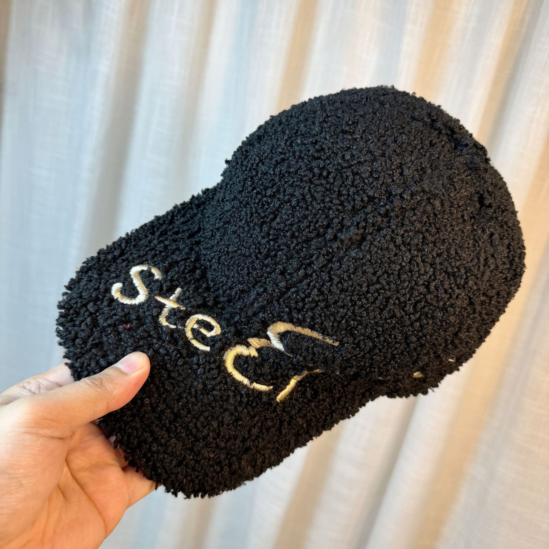 Stylish Cap – Warm And Flattering (Modische Kappe Mit Stickerei – Warm & Figurschmeichelnd)