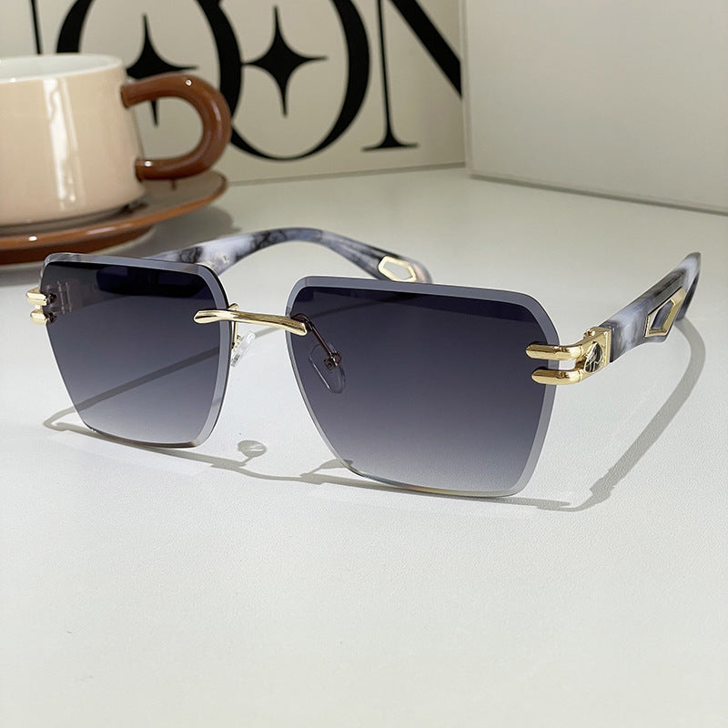 Signature Luxe Shades – Bold Form, Timeless Spirit (Luxus-Sonnenbrille – Markantes Design, Zeitloser Charakter)