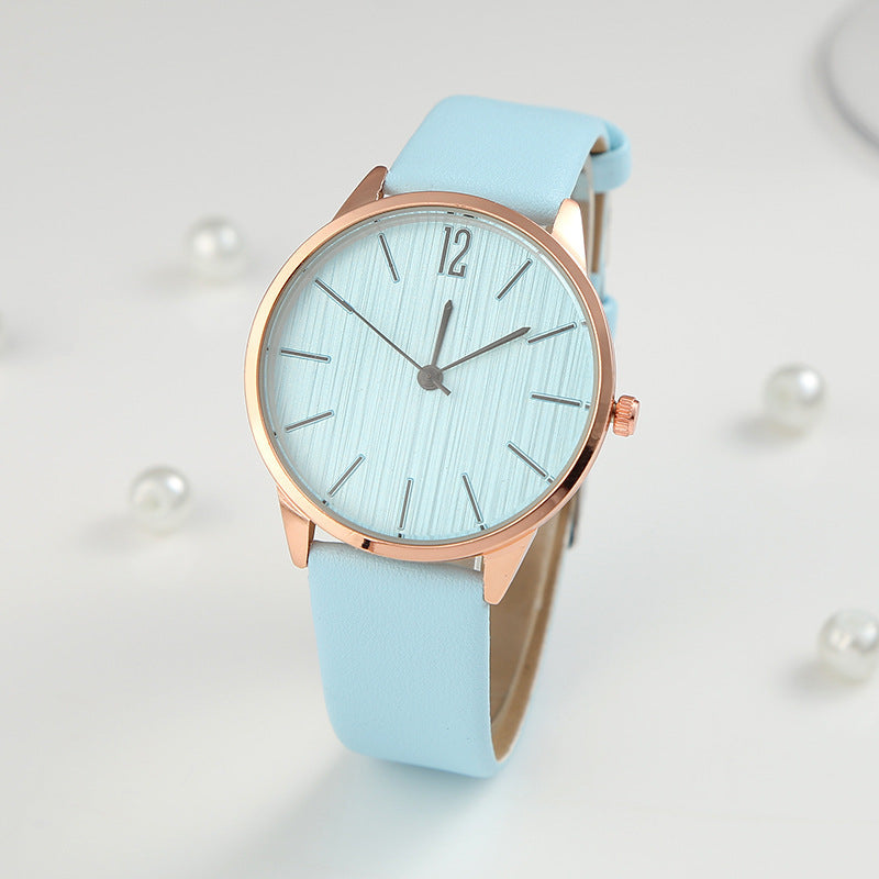 Trendy Women’s Watch in Classic Style (Trendige Frauenuhr im Klassischen Stil)