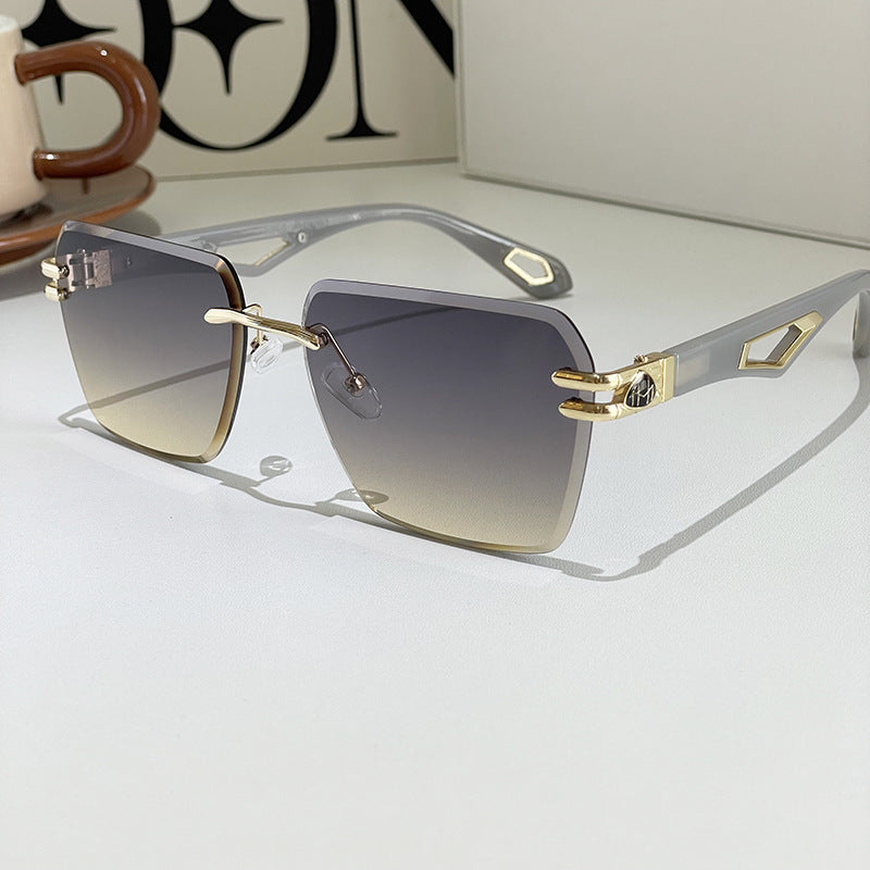 Signature Luxe Shades – Bold Form, Timeless Spirit (Luxus-Sonnenbrille – Markantes Design, Zeitloser Charakter)