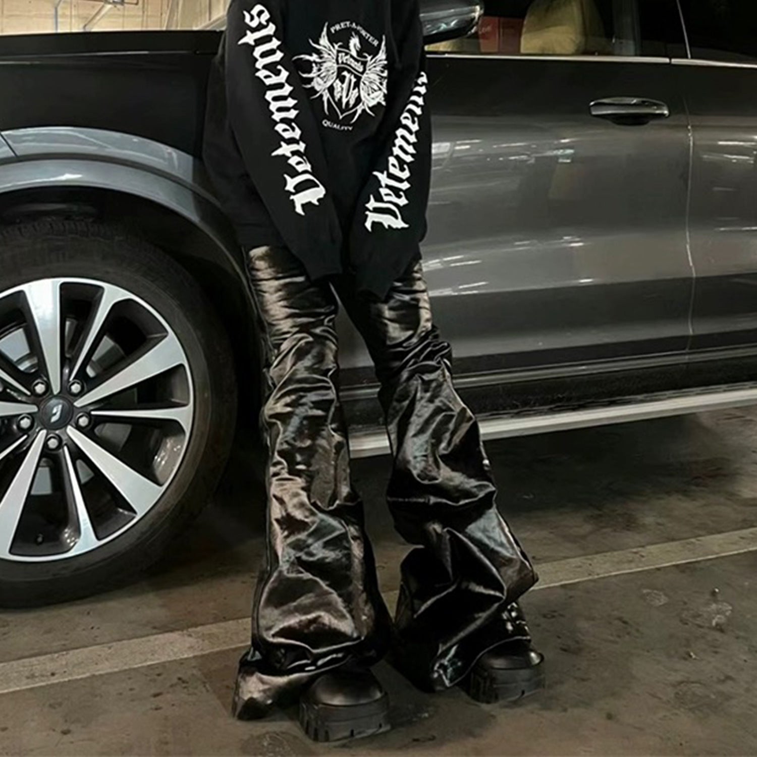 Shiny Black Jeans – Chic Patent Finish (Glänzende Schwarze Jeans – Schicker Lack-Look)