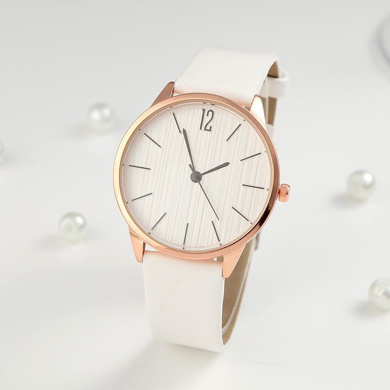 Trendy Women’s Watch in Classic Style (Trendige Frauenuhr im Klassischen Stil)