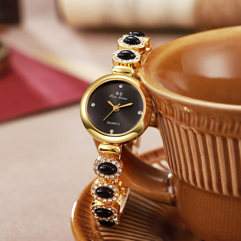 Elegant Diamond Watch – Round Dial (Elegante Diamantenuhr - Rundes Zifferblatt)