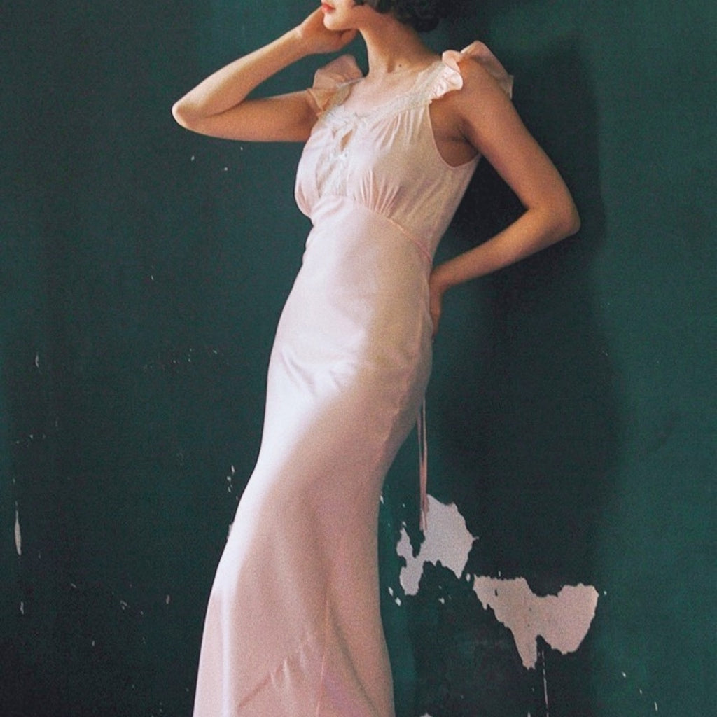 Luna Cut-Out Halter Dress (Luna Kleid – Eleganter Halterneck Mit Cut-Out)