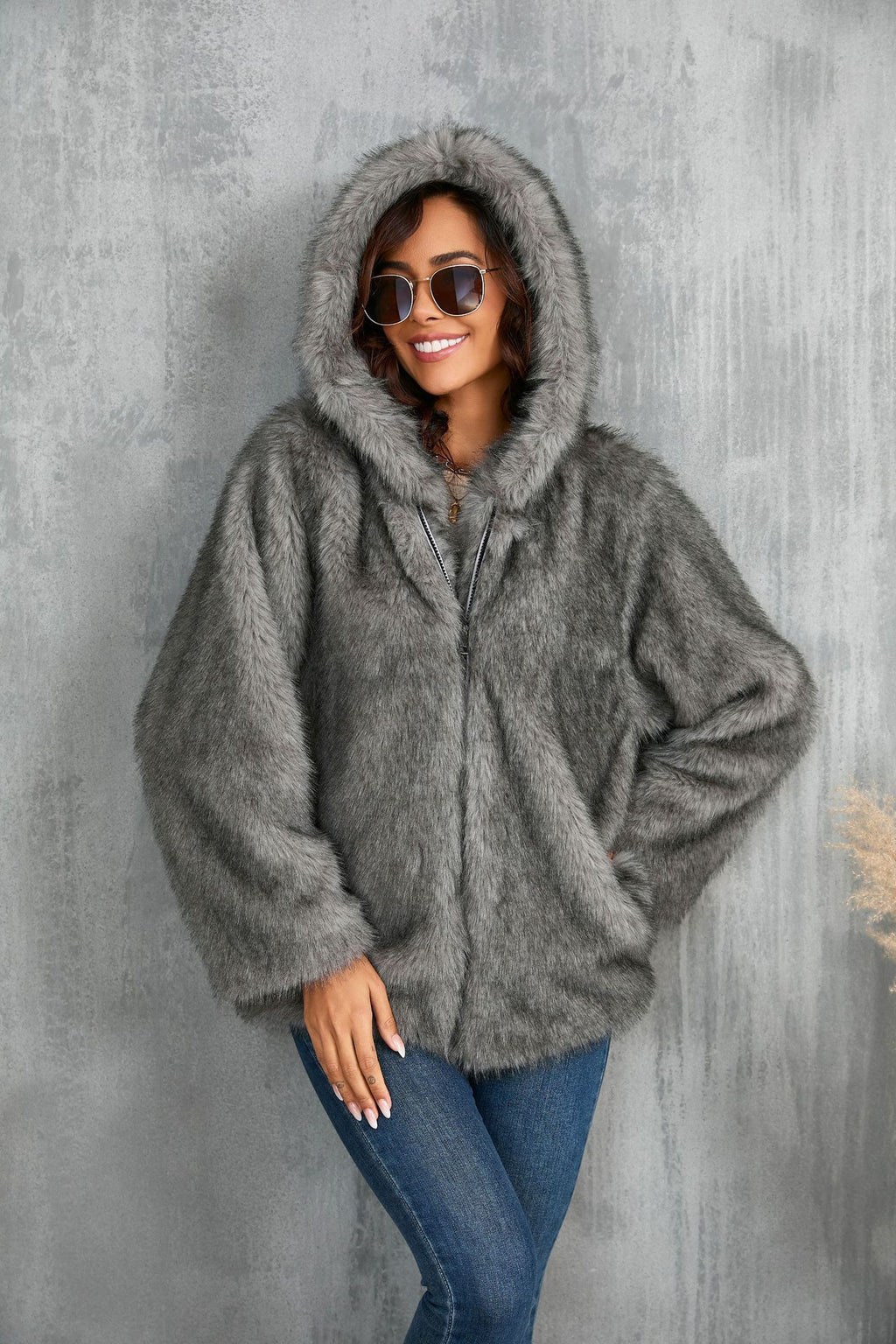 Stylish Hooded Fur Coat (Stylischer Kapuzen-Pelzmantel)