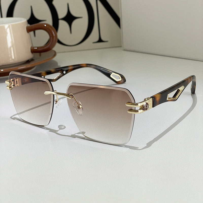 Signature Luxe Shades – Bold Form, Timeless Spirit (Luxus-Sonnenbrille – Markantes Design, Zeitloser Charakter)