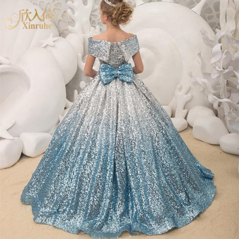 Girls elegant long tail dress (Elegantes Mädchen Kleid mit langem Rückensaum)