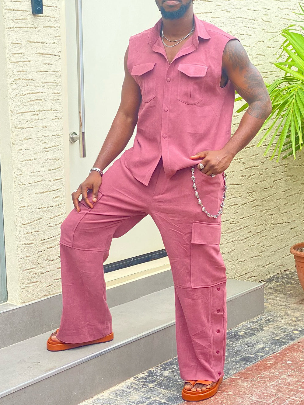 Two-Piece Set – Sleeveless Shirt & Cargo Pants (Zweiteiliges Set – Ärmelloses Shirt & Cargohose)