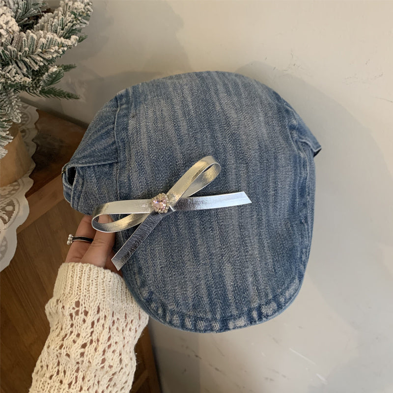 British Bow Cap – Classic Heritage & Personal Expression (Britische Schleifen-Schiebermütze – Klassik Trifft Individualität)