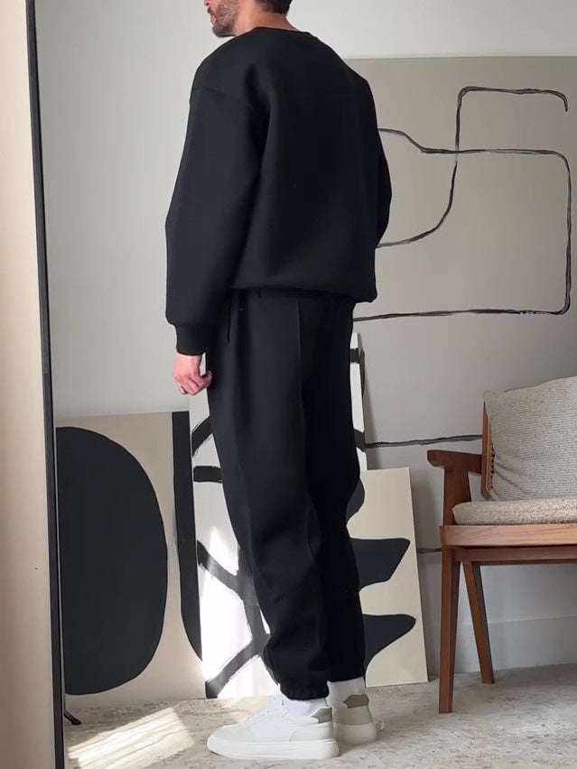 Modern Casual Outfit – Sweatshirt & Pants (Modernes Freizeit-Outfit – Sweatshirt & Hose)