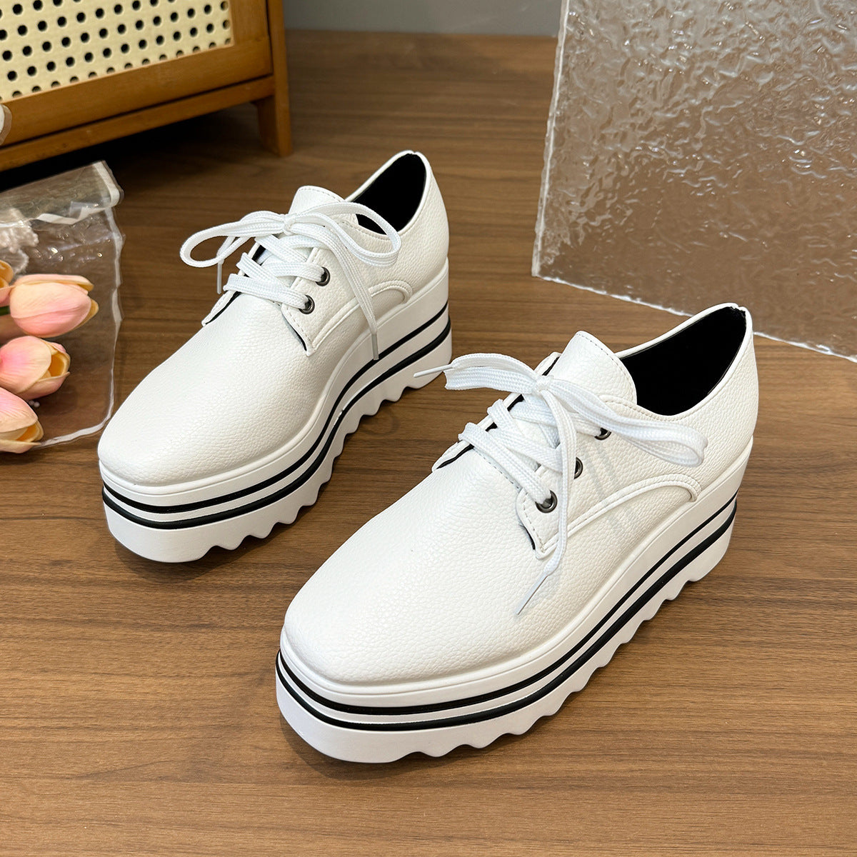 Luxury Air-Sneaker - Classic Style With A Modern Lift (Moderne Air-Sneaker - Klassisch trifft Modern)