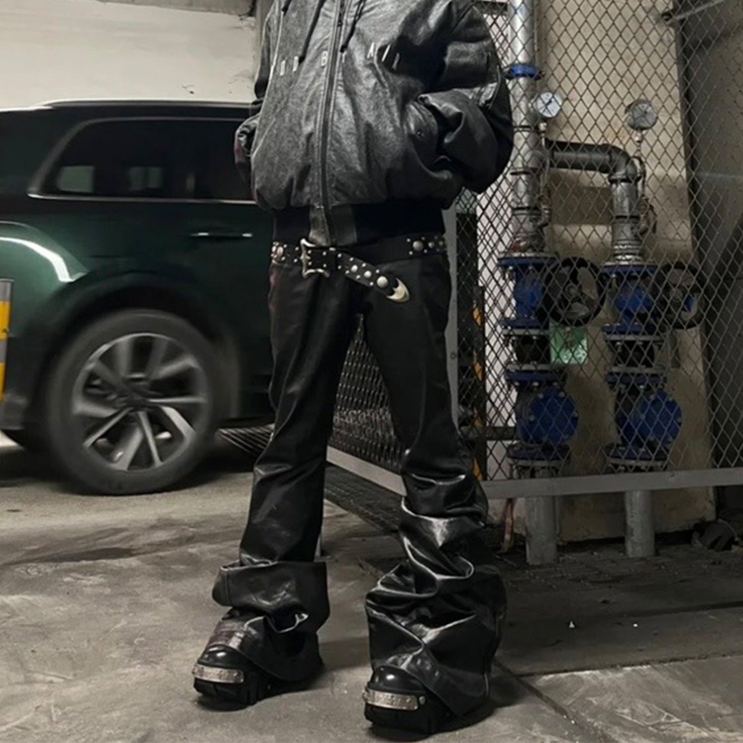 Shiny Black Jeans – Chic Patent Finish (Glänzende Schwarze Jeans – Schicker Lack-Look)