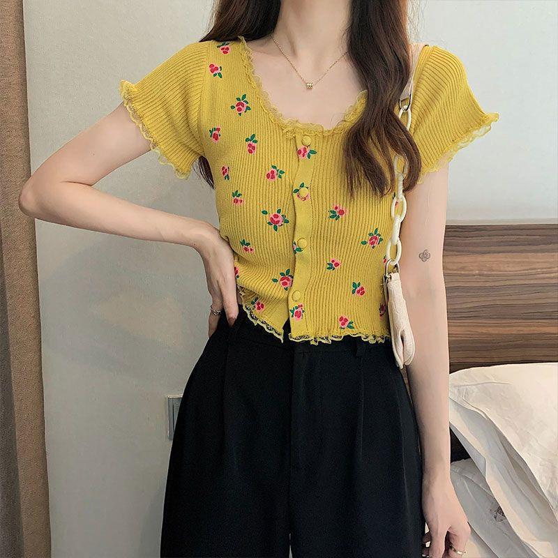 Delicate Top with Floral Pattern (Leichtes Top Mit Blumen-Design)