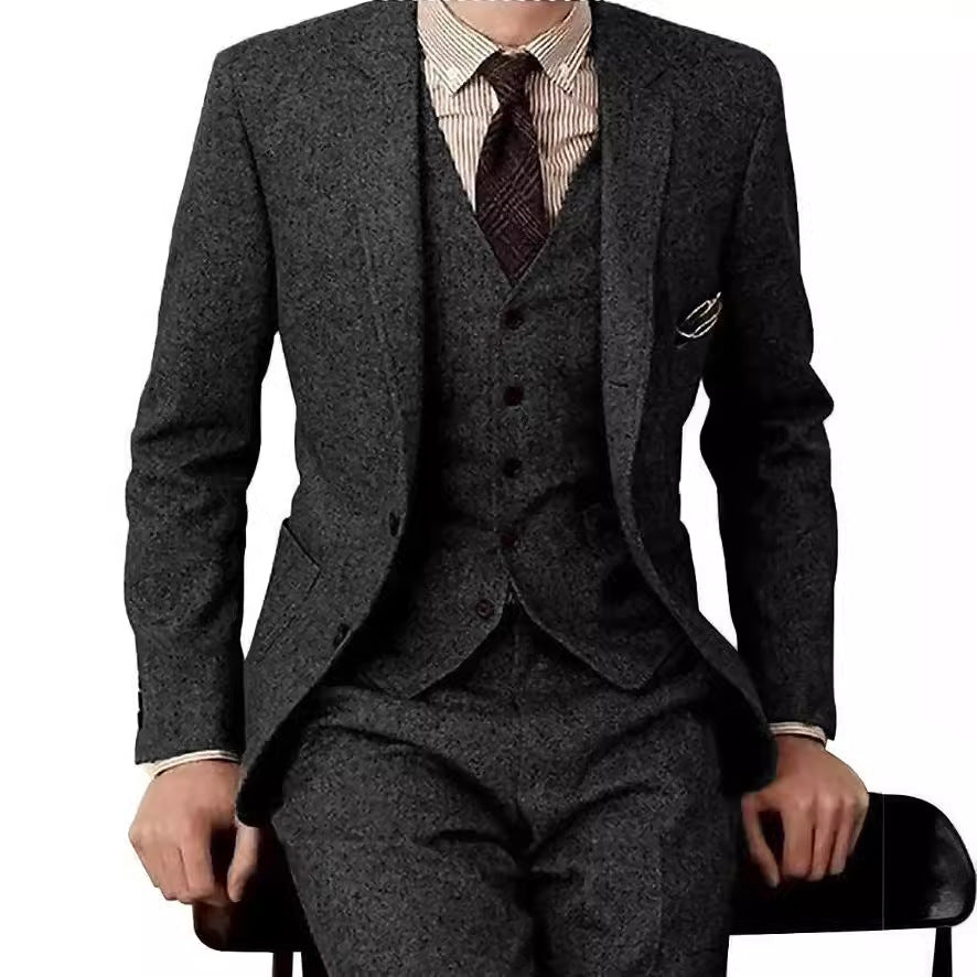 Wool Blend Suit – Tailored Three-Piece Style (Wollmisch-Anzug - Eleganter Dreiteiler)