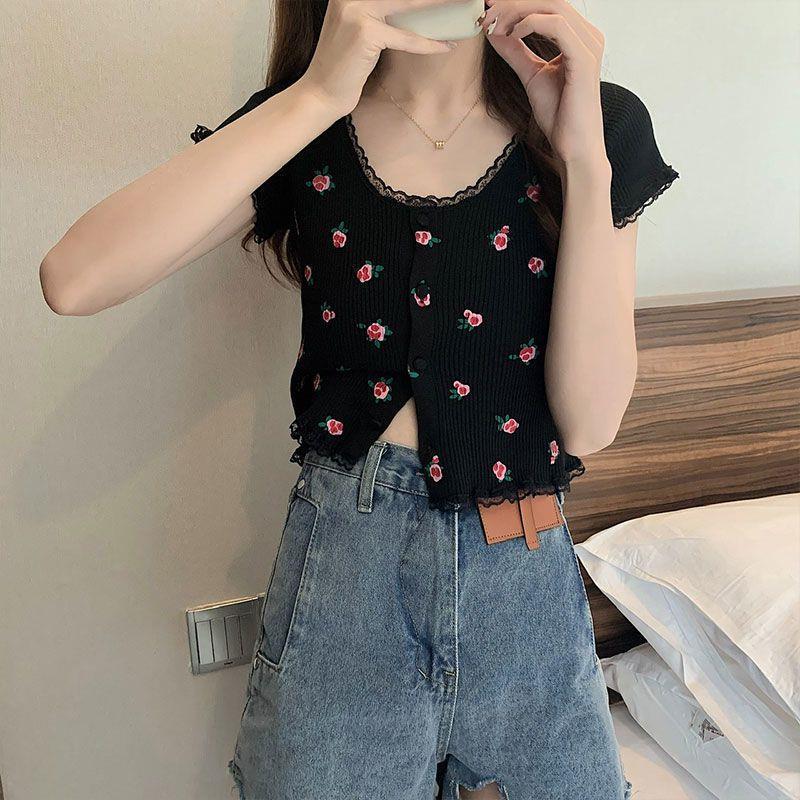 Delicate Top with Floral Pattern (Leichtes Top Mit Blumen-Design)