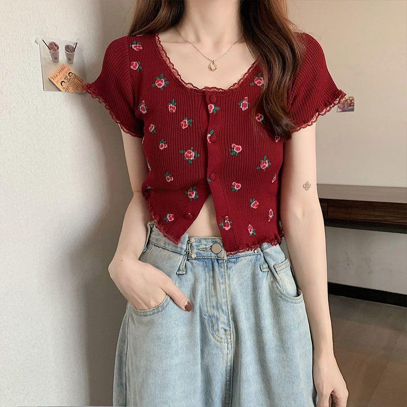 Delicate Top with Floral Pattern (Leichtes Top Mit Blumen-Design)