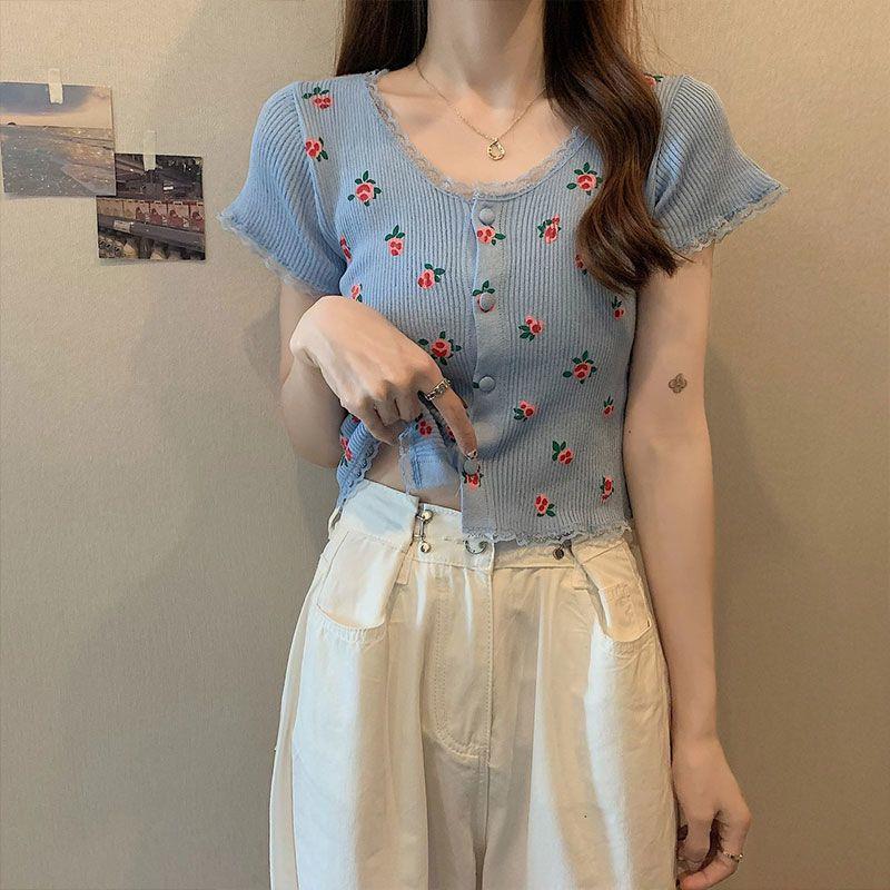 Delicate Top with Floral Pattern (Leichtes Top Mit Blumen-Design)