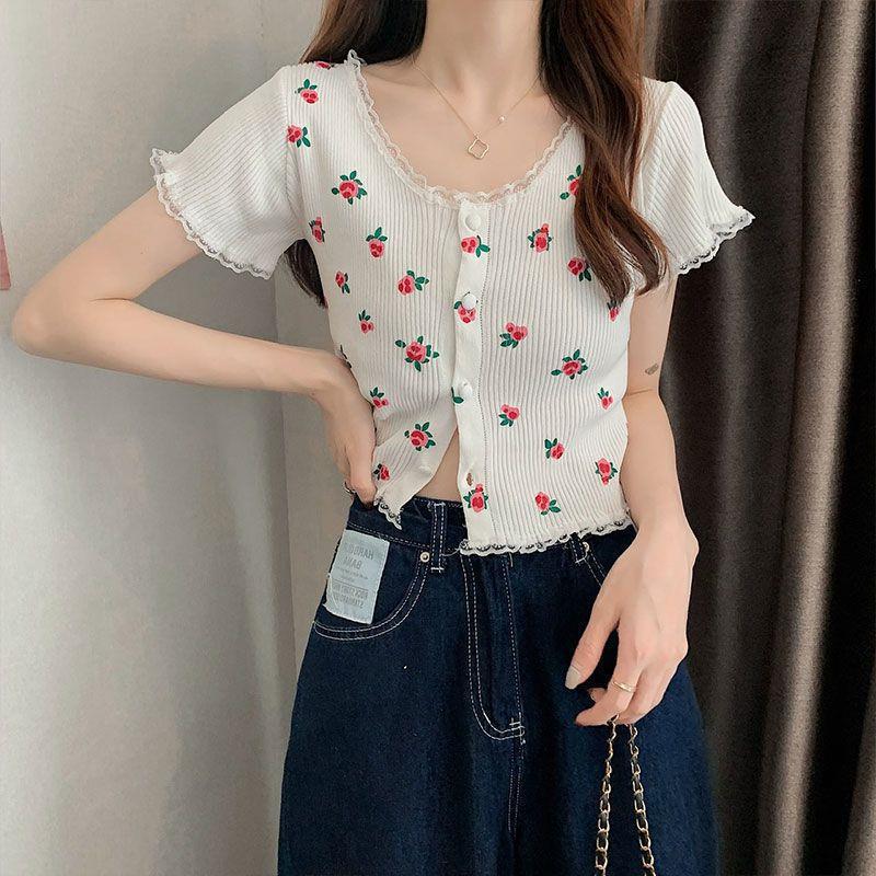 Delicate Top with Floral Pattern (Leichtes Top Mit Blumen-Design)