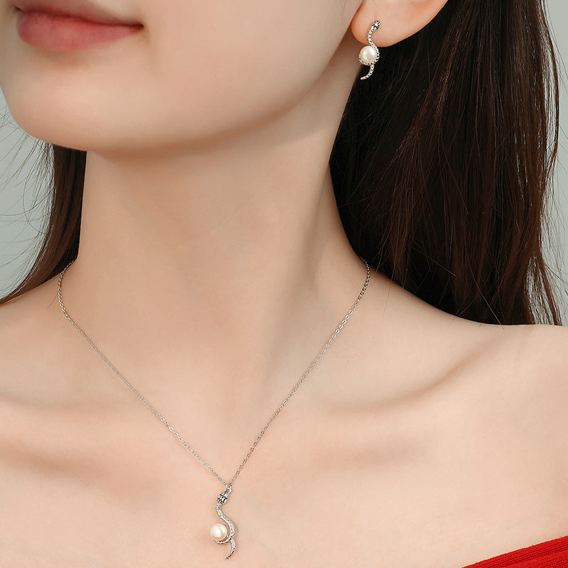 Elegant Pearl Snake Necklace (Elegante Perlen-Halskette)