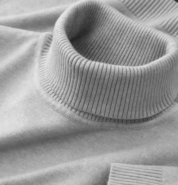 Luxury Mock Neck Knit (Luxuriöser Rollkragen-Pullover)