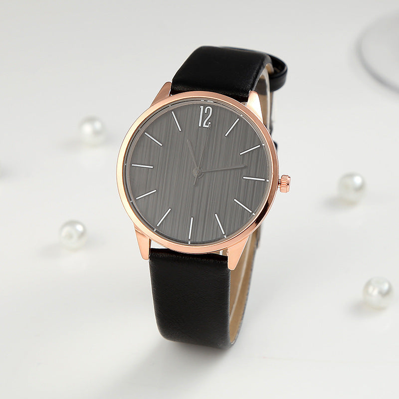 Trendy Women’s Watch in Classic Style (Trendige Frauenuhr im Klassischen Stil)