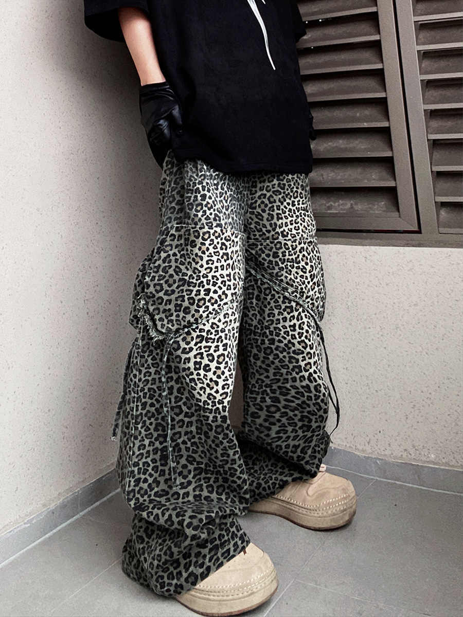 Leopard Jeans – Loose Straight Casual Style (Jeans für Herren im Leopardenmuster - Lockerer Casual-Look)