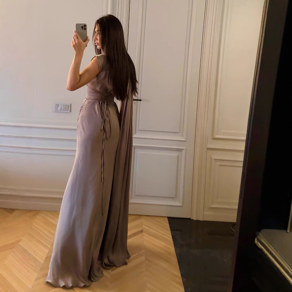 Elegant Pleated Satin Formal Dress (Elegantes Satin-Abendkleid mit Falten)