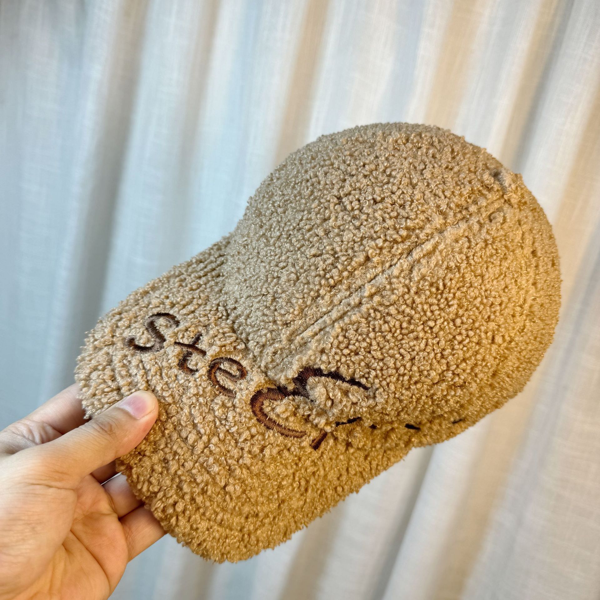 Stylish Cap – Warm And Flattering (Modische Kappe Mit Stickerei – Warm & Figurschmeichelnd)